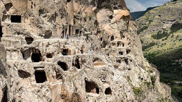 Достопримечательности Грузии: древний пещерный город Вардзия – фото