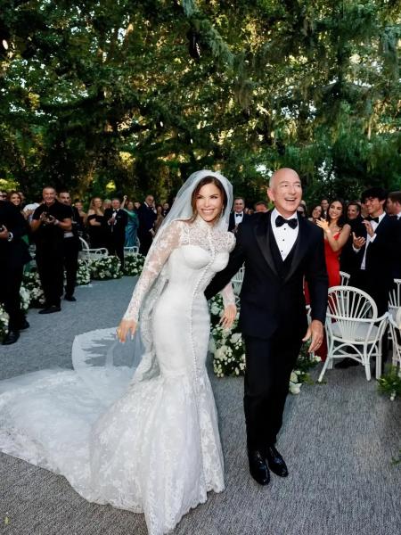Платье Dolce & Gabbana, кольцо с бриллиантом в 30 карат и знаменитые гости — Джефф Безос и Лорен Санчес поженились: фото со свадьбы года, которая прошла в Венеции