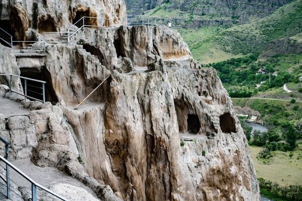 Достопримечательности Грузии: древний пещерный город Вардзия – фото