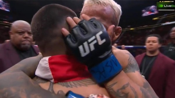 Илия Топурия одержал победу над Оливейра и стал чемпионом UFC в легком весе