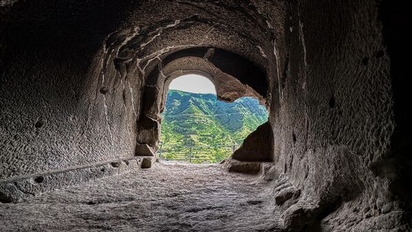 Достопримечательности Грузии: древний пещерный город Вардзия – фото