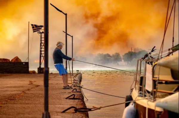 В Греции по подозрению в провоцировании возникновения лесного пожара из-за выброшенного окурка задержана гражданка Грузии В Греции по подозрению в провоцировании возникновения лесного пожара из-за выброшенного окурка задержана гражданка Грузии