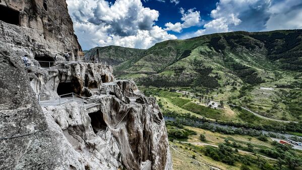 Достопримечательности Грузии: древний пещерный город Вардзия – фото