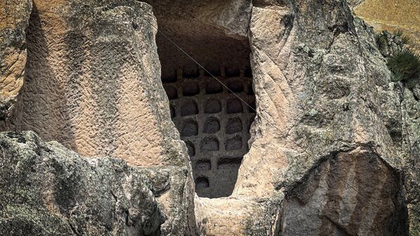 Достопримечательности Грузии: древний пещерный город Вардзия – фото