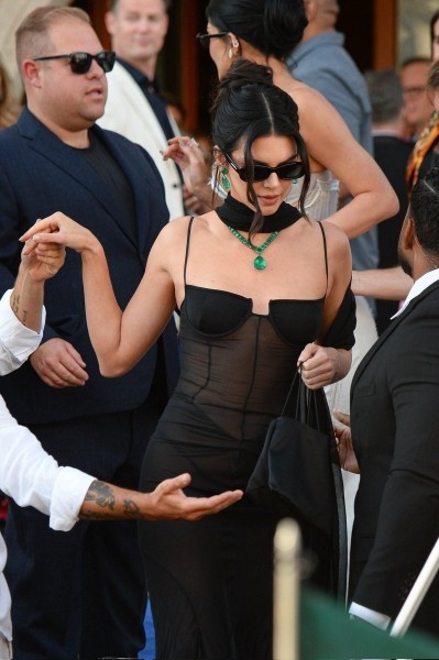 Платье Dolce & Gabbana, кольцо с бриллиантом в 30 карат и знаменитые гости — Джефф Безос и Лорен Санчес поженились: фото со свадьбы года, которая прошла в Венеции