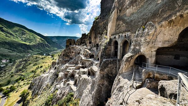 Достопримечательности Грузии: древний пещерный город Вардзия – фото