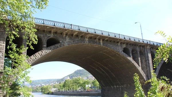 В Тбилиси вводятся ограничения на передвижение по мосту царицы Тамар В Тбилиси вводятся ограничения на передвижение по мосту царицы Тамар