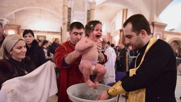 Массовое крещение детей в Грузии – крестниками Илии II стали более тысячи детей