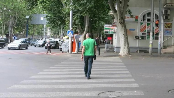 Штраф 50 лари за несоблюдение регулирующего сигнала при переходе дороги – за что еще ужесточена ответственность: парламент утвердил инициативу