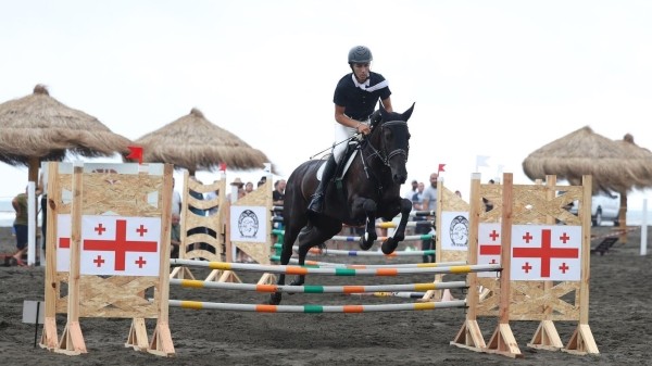 Лучшие наездники Грузии съехались на скачки в Поти