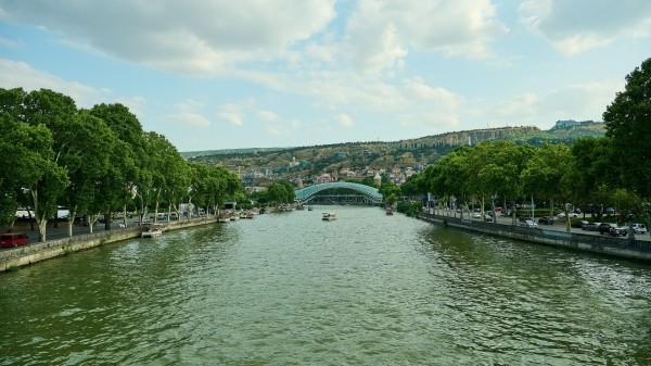 Движение автотранспорта на левой набережной в Тбилиси ограничено на день