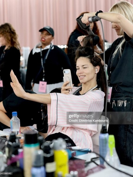 Грузинская богиня среди топ-моделей мира - Матильда Гварлиани вновь блистала на шоу Victoria's Secret 2025 (фото/видео)