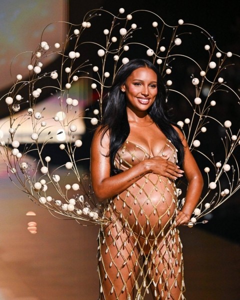 Грузинская богиня среди топ-моделей мира - Матильда Гварлиани вновь блистала на шоу Victoria's Secret 2025 (фото/видео)