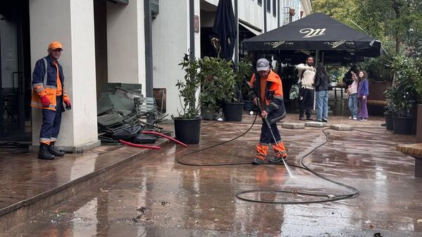 Утро в Тбилиси после ночных протестов - фото