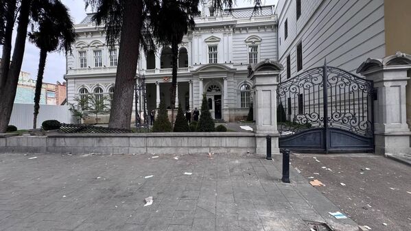 Утро в Тбилиси после ночных протестов - фото