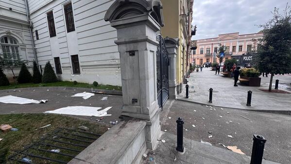 Утро в Тбилиси после ночных протестов - фото