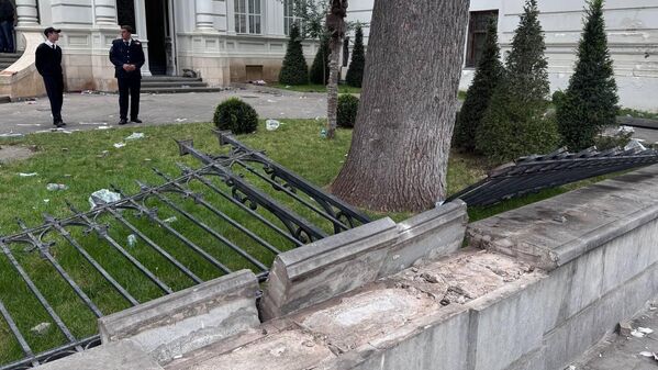 Утро в Тбилиси после ночных протестов - фото