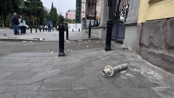 Утро в Тбилиси после ночных протестов - фото