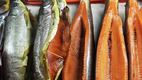 Что мы едим: Агентство продовольствия Грузии выявило нарушения при копчении рыбы