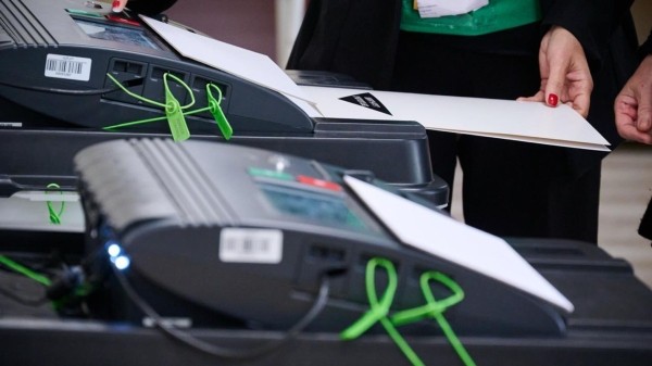 Должны ли граждане, не проживающие в стране, иметь право голосовать за рубежом на выборах? Должны ли граждане, не проживающие в стране, иметь право голосовать за рубежом на выборах?