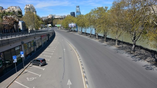 Движение в центре Тбилиси ограничат из-за очистки каменистого склона Движение в центре Тбилиси ограничат из-за очистки каменистого склона