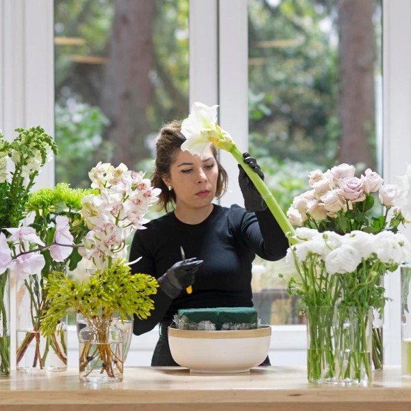 Психологи утверждают, что сюрпризы поддерживают отношения, так почему же цветы - самый эффективный подарок?