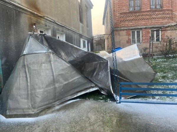 В Хашури и Кахети сильный ветер сорвал крыши с домов, вышли из стоя линии электропередачи, повалены деревья: задействована горячая линия (фото) В Хашури и Кахети сильный ветер сорвал крыши с домов, вышли из стоя линии электропередачи, повалены деревья: задействована горячая линия (фото)