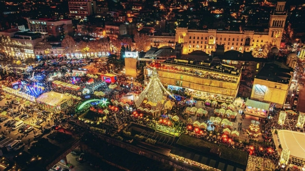 Гостей и жителей Тбилиси ждут бесплатные концерты в "Новогодней деревне"