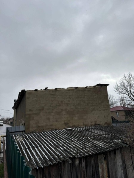 В Хашури и Кахети сильный ветер сорвал крыши с домов, вышли из стоя линии электропередачи, повалены деревья: задействована горячая линия (фото) В Хашури и Кахети сильный ветер сорвал крыши с домов, вышли из стоя линии электропередачи, повалены деревья: задействована горячая линия (фото)