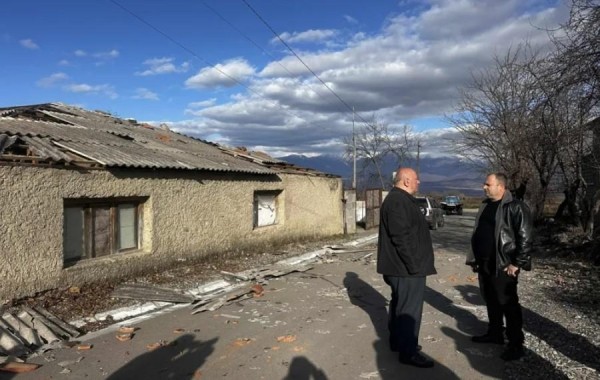 В Хашури и Кахети сильный ветер сорвал крыши с домов, вышли из стоя линии электропередачи, повалены деревья: задействована горячая линия (фото) В Хашури и Кахети сильный ветер сорвал крыши с домов, вышли из стоя линии электропередачи, повалены деревья: задействована горячая линия (фото)