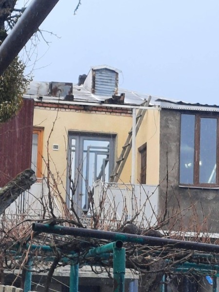 В Хашури и Кахети сильный ветер сорвал крыши с домов, вышли из стоя линии электропередачи, повалены деревья: задействована горячая линия (фото) В Хашури и Кахети сильный ветер сорвал крыши с домов, вышли из стоя линии электропередачи, повалены деревья: задействована горячая линия (фото)