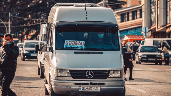 На маршрутке далеко не уедешь: Новые правила междугородних перевозок Грузии