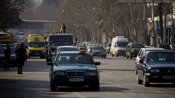 Плохие новости для водителей в Грузии: ночью придется ездить тише