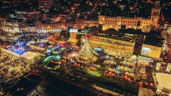 В Тбилиси продлили работу Новогодней деревни