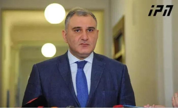 Министр здравоохранения заявляет, что в связи с вирусом гриппа причин для паники нет, и призывает население прививаться и соблюдать все правила Министр здравоохранения заявляет, что в связи с вирусом гриппа причин для паники нет, и призывает население прививаться и соблюдать все правила