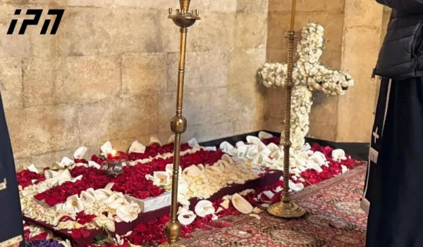 С самого утра граждане идут в Сионский патриарший собор на могилу Илии II С самого утра граждане идут в Сионский патриарший собор на могилу Илии II