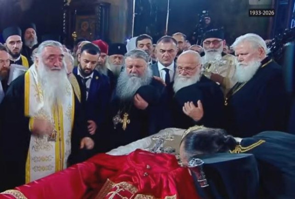 Тысячи людей на улицах, траурные песнопения, колокола, плачущие горожане и аплодисменты - Патриарх похоронен в соборе Сиони Тысячи людей на улицах, траурные песнопения, колокола, плачущие горожане и аплодисменты - Патриарх похоронен в соборе Сиони