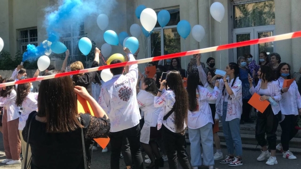 Умники и умницы: лучших выпускников в Тбилиси наградили золотыми медалями